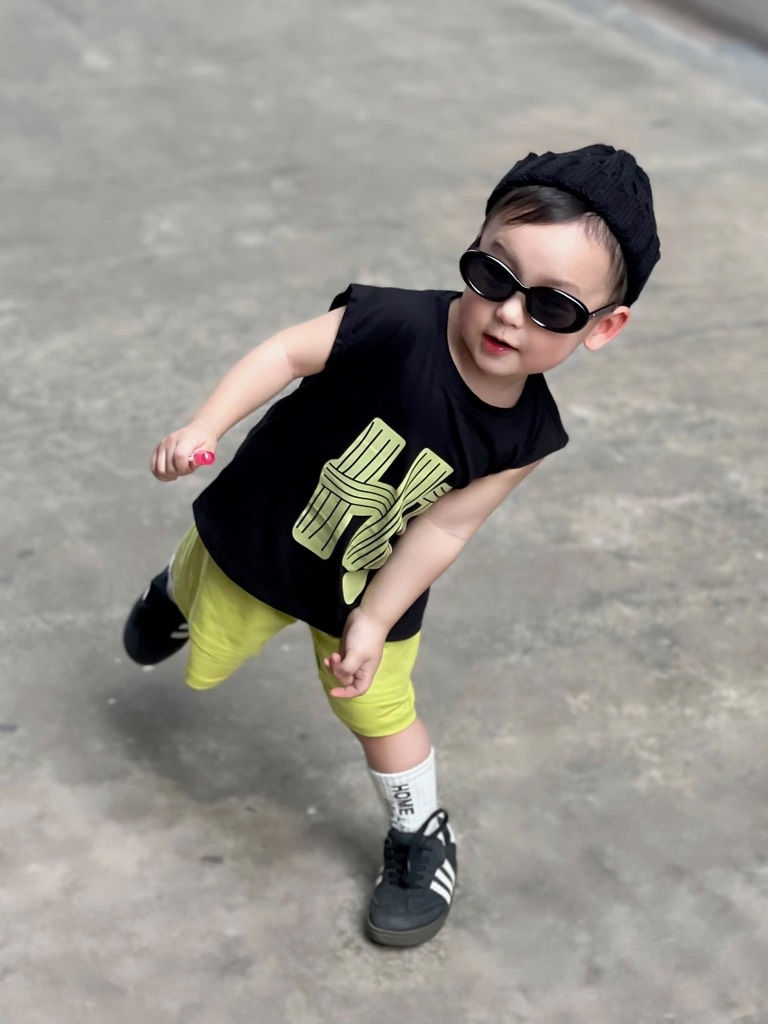 SET ÁO ĐEN QUẦN VÀNG BÉ TRAI ( SALE 49k )