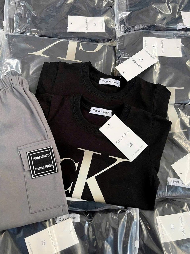 SET CK ĐEN QUẦN KAKI XÁM BÉ TRAI SẴN (XẢ 40k)