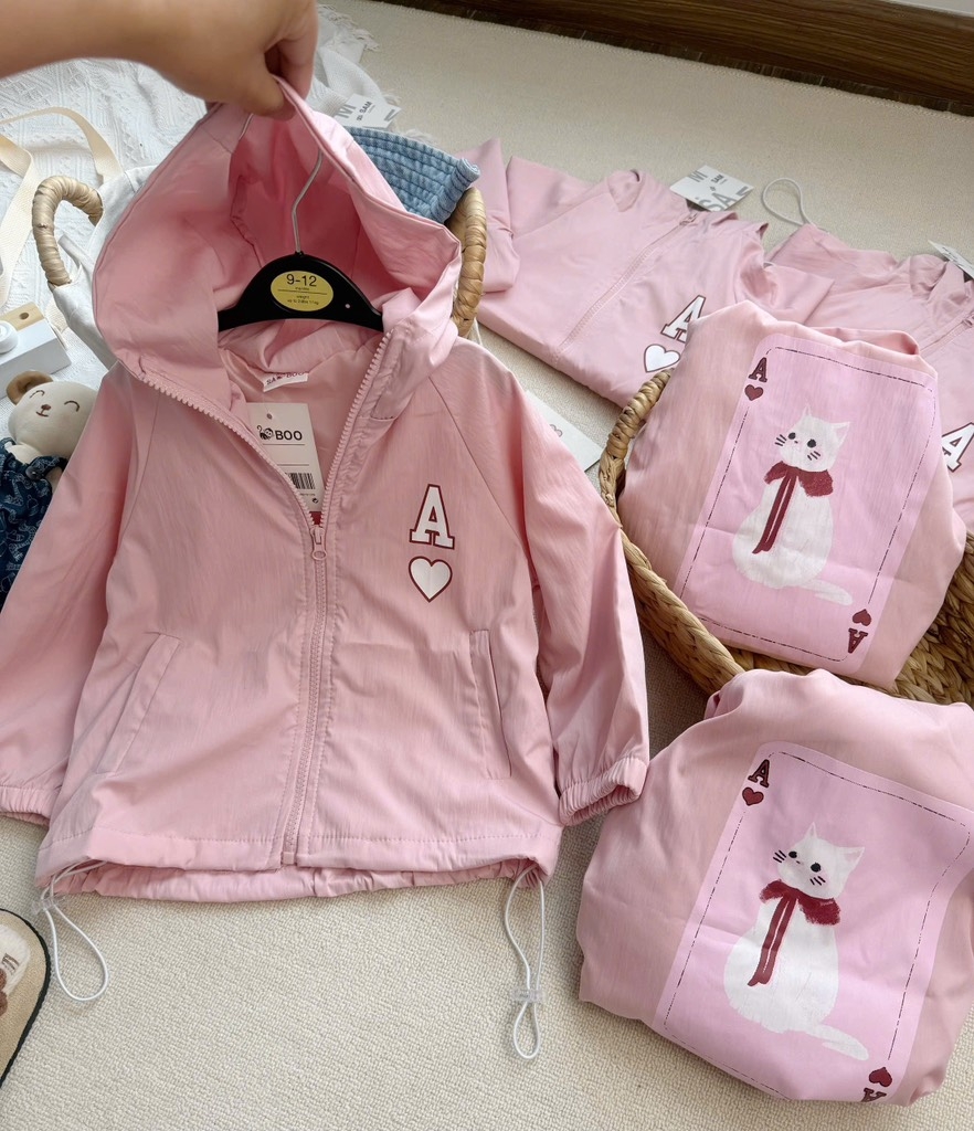 ÁO GIÓ DÀI 2 LỚP MÀU HỒNG CHỮ A BÉ GÁI