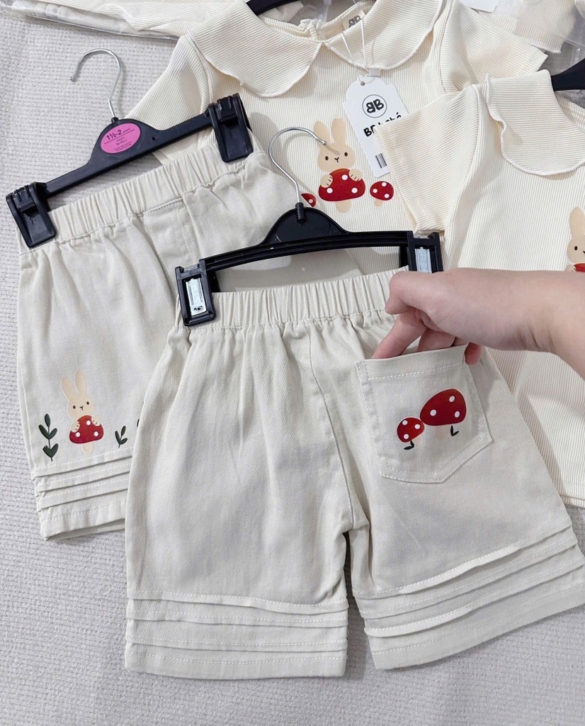 SET ÁO TĂM CỔ SEN PHỐI QUẦN KAKI BÉ GÁI SẴN(XẢ 74k)
