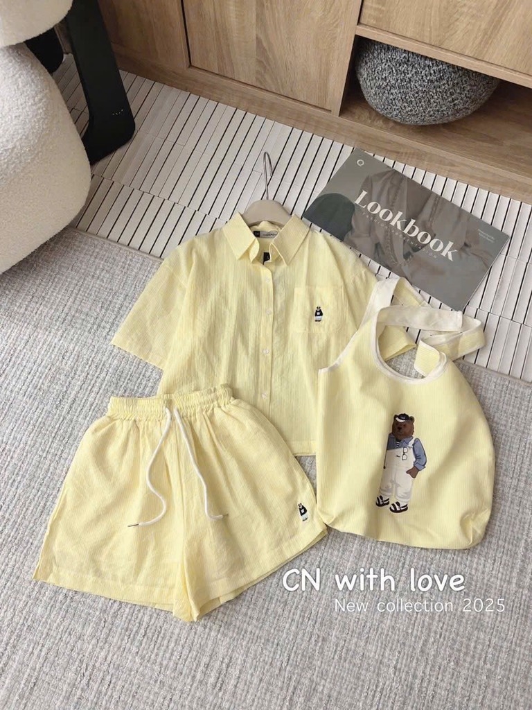 SET ÁO SƠ MI KẺ GẤU QUẦN ĐÙI KÈM PHỤ KIỆN TÚI NỮ