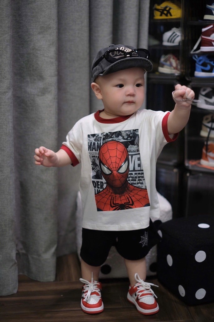 SÉT SIÊU NHÂN NHỆN TRẮNG PHỐI CỔ ĐỎ QUẦN SHORT ĐEN CHO BÉ TRAI( xả 50k)
