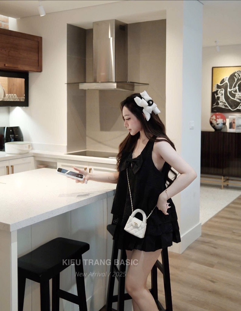 SET ÁO REN MIX CHÂN VÁY XẾP LY  Nữ