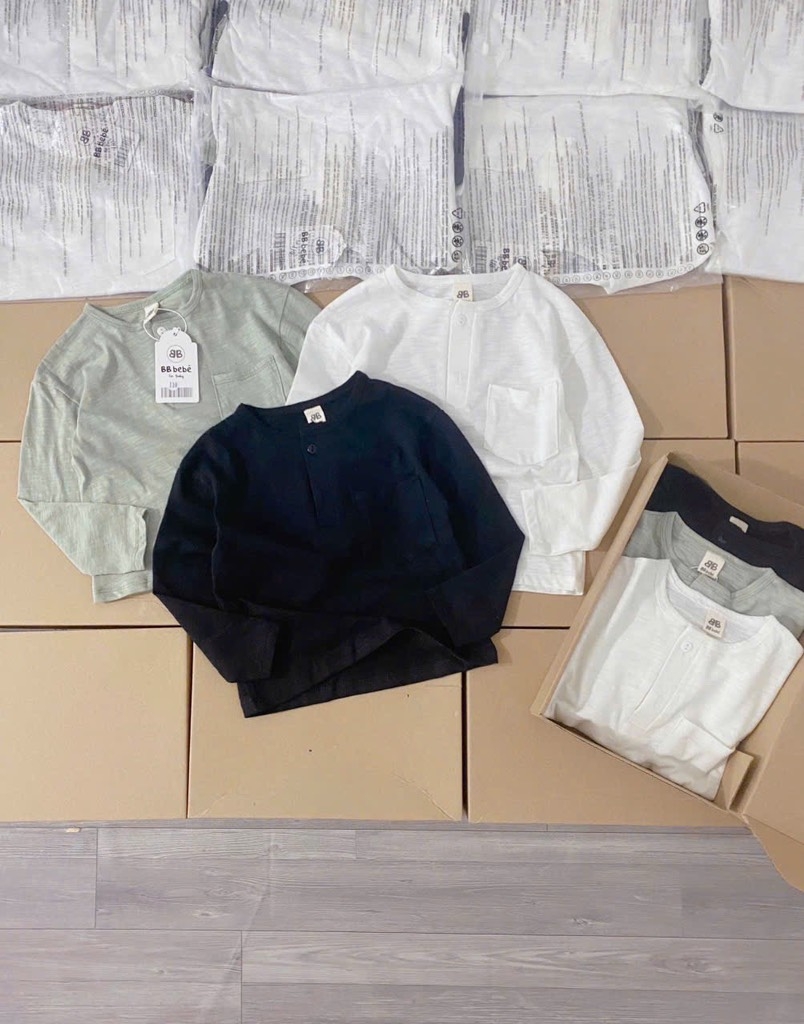 SET 2 ÁO XƯỚC CỔ TRỤ TÚI TRƯỚC DÀI TAY BÉ TRAI
