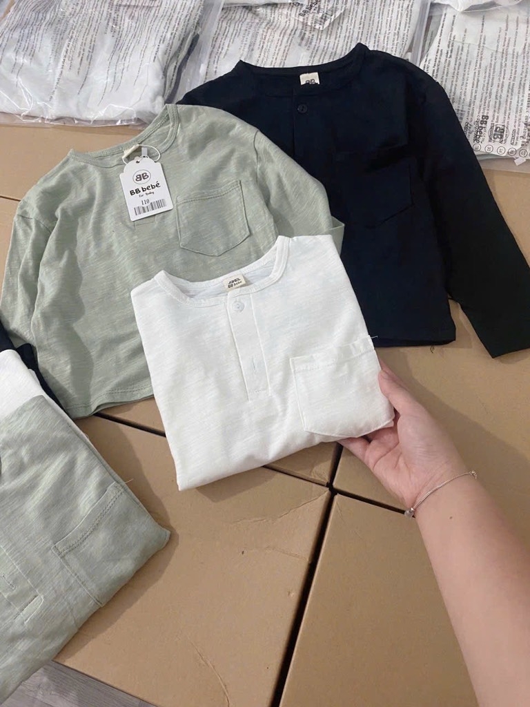 SET 2 ÁO XƯỚC CỔ TRỤ TÚI TRƯỚC DÀI TAY BÉ TRAI