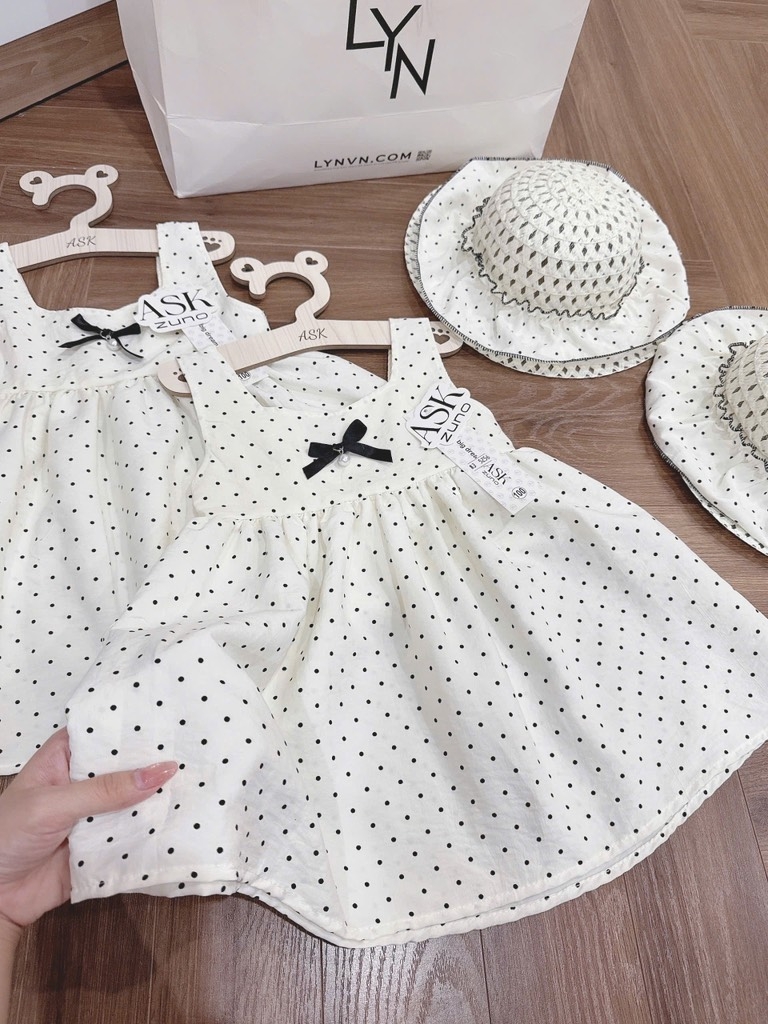 SET VÁY CHẤM BI TRẮNG KÈM MŨ BÉ GÁI SẴN