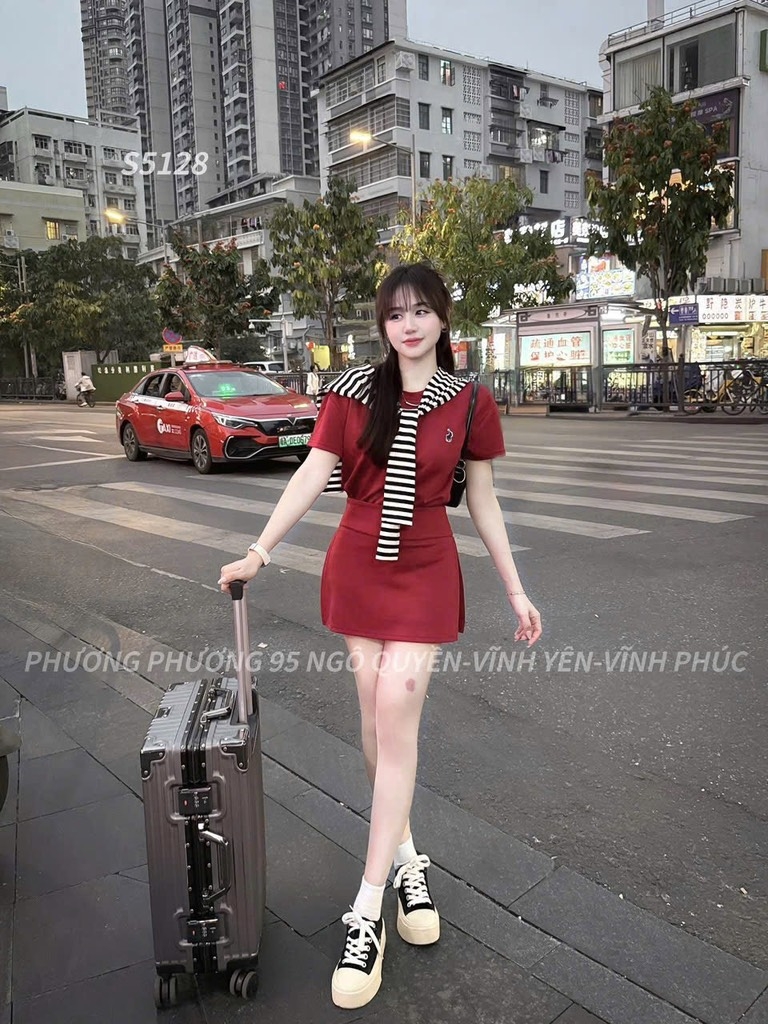 SET ĐỎ CHÂN VÁY XẺ SƯỜN PHỐI KHĂN KẺ NỮ SẴN