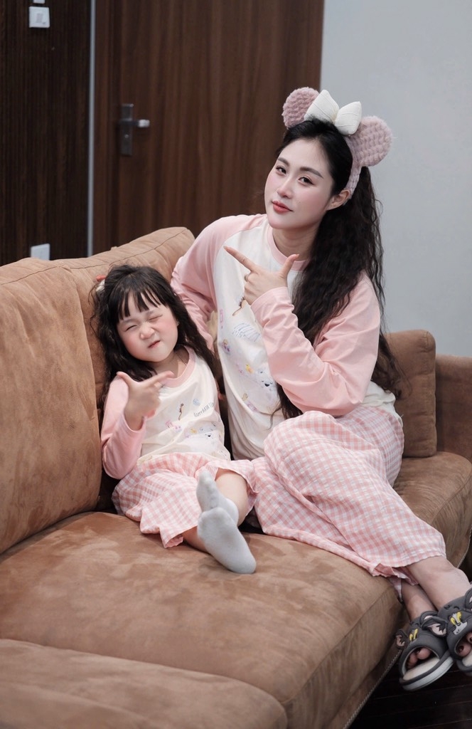 SET DÀI HAPPY BATH TIME QUẦN KẺ HỒNG MẸ VÀ BÉ SẴN