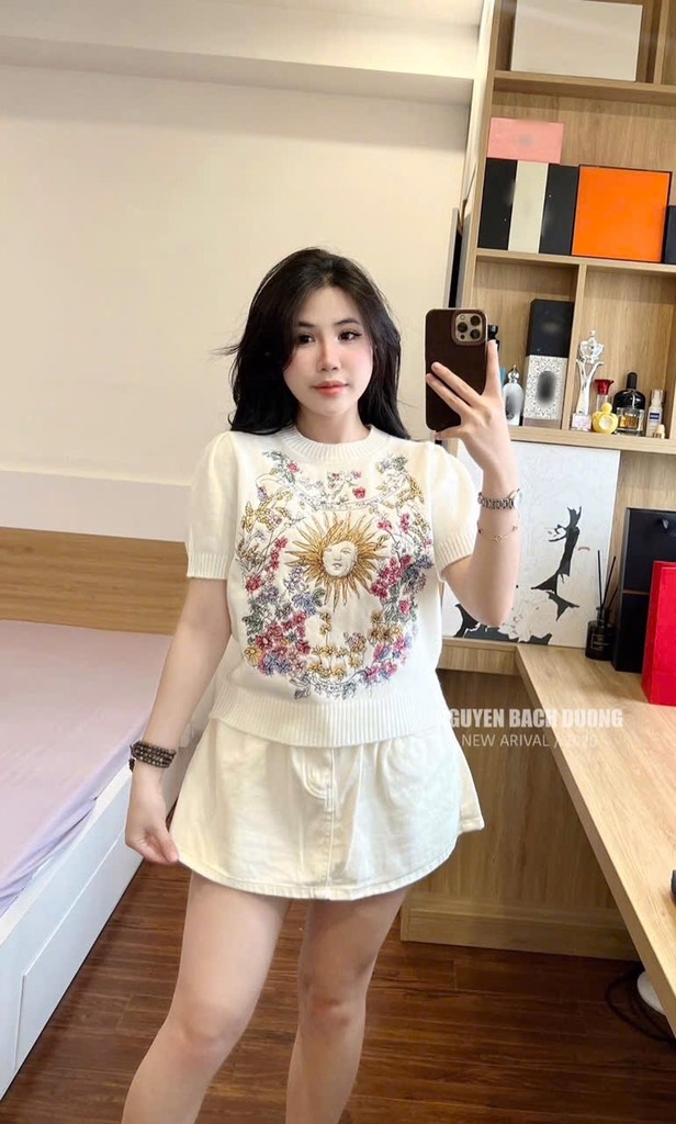 ÁO LEN CỘC DI.OR THÊU HOA MẶT TRỜI XINH YÊU NỮ