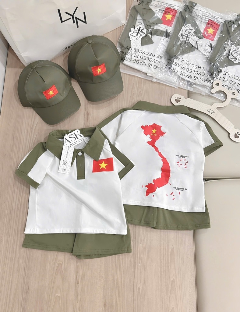 SET POLO CỜ ĐỎ SAO VÀNG KÈM MŨ BÉ TRAI