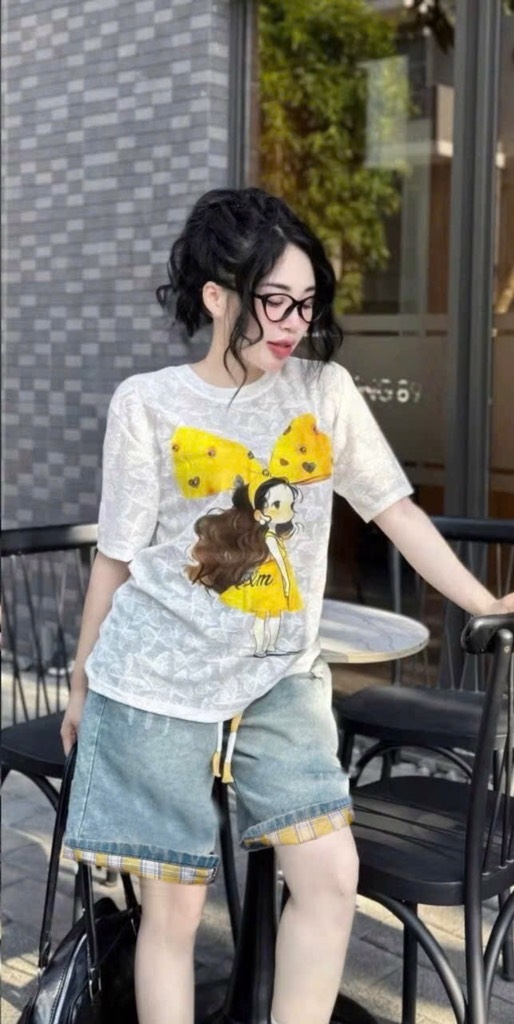 SET BỘ ÁO HOẠ TIẾT CÔ GÁI KÈM QUẦN JEAN PHỐI KẺ CARO NỮ