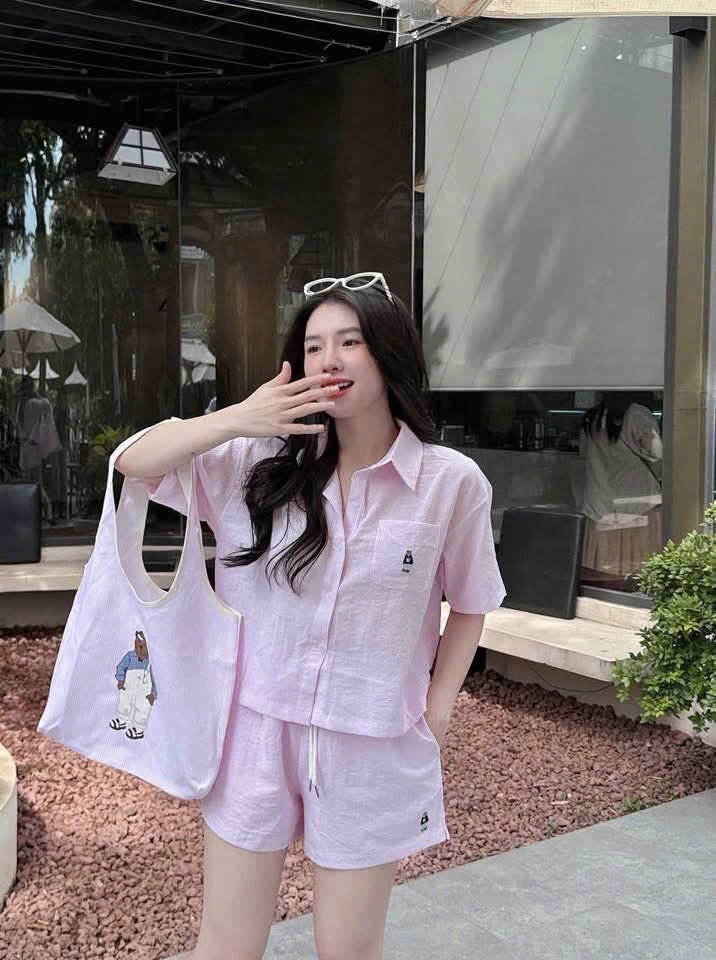 SET ÁO SƠ MI KẺ GẤU QUẦN ĐÙI KÈM PHỤ KIỆN TÚI NỮ