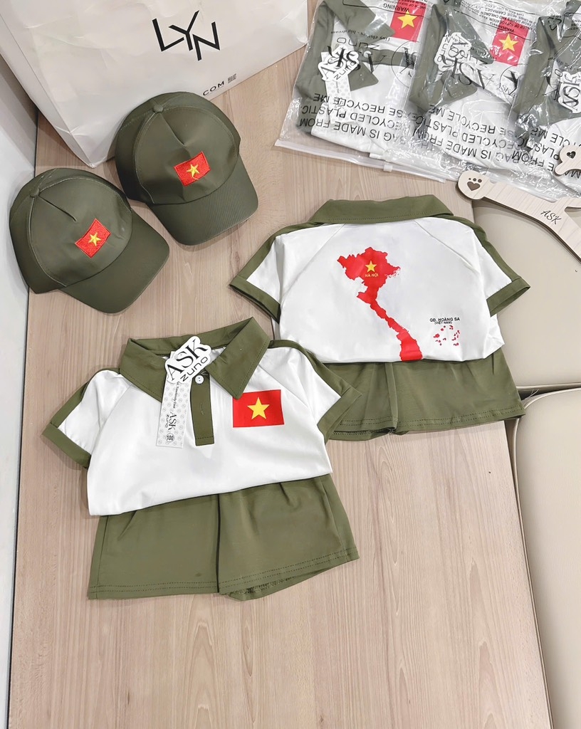 SET POLO CỜ ĐỎ SAO VÀNG KÈM MŨ BÉ TRAI
