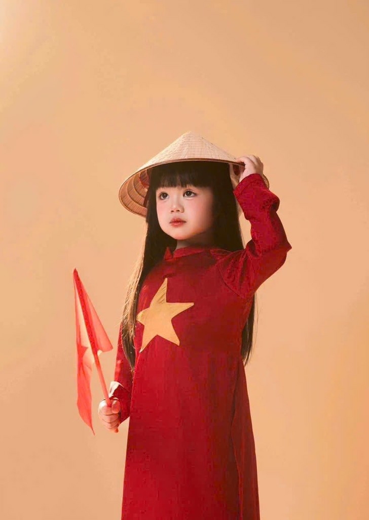 ÁO DÀI ĐỎ SAO VÀNG BÉ GÁI