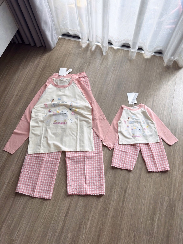 SET DÀI HAPPY BATH TIME QUẦN KẺ HỒNG MẸ VÀ BÉ SẴN