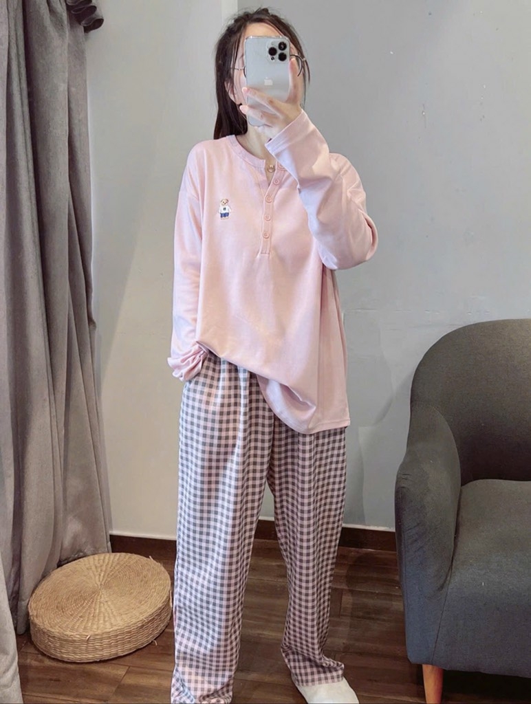 SET BỘ ÁO HỒNG QUẦN KẺ DÀI THÊU GẤU NỮ THU ĐÔNG (XẢ 89k)