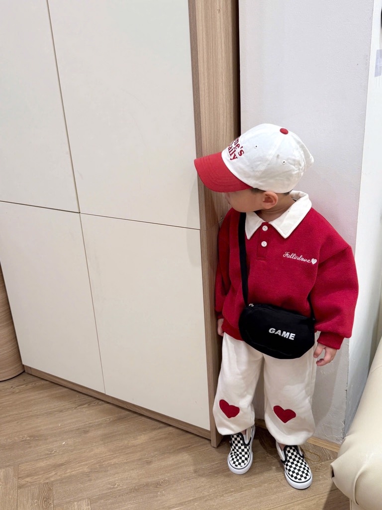 SET BỘ DÀI ÁO POLO ĐỎ PHỐI CỔ TRẮNG QUẦN NỈ TRẮNG BÉ TRAI BÉ GÁI