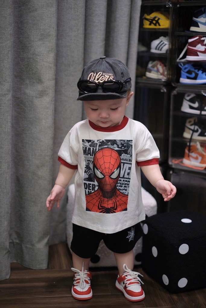 SÉT SIÊU NHÂN NHỆN TRẮNG PHỐI CỔ ĐỎ QUẦN SHORT ĐEN CHO BÉ TRAI( xả 50k)