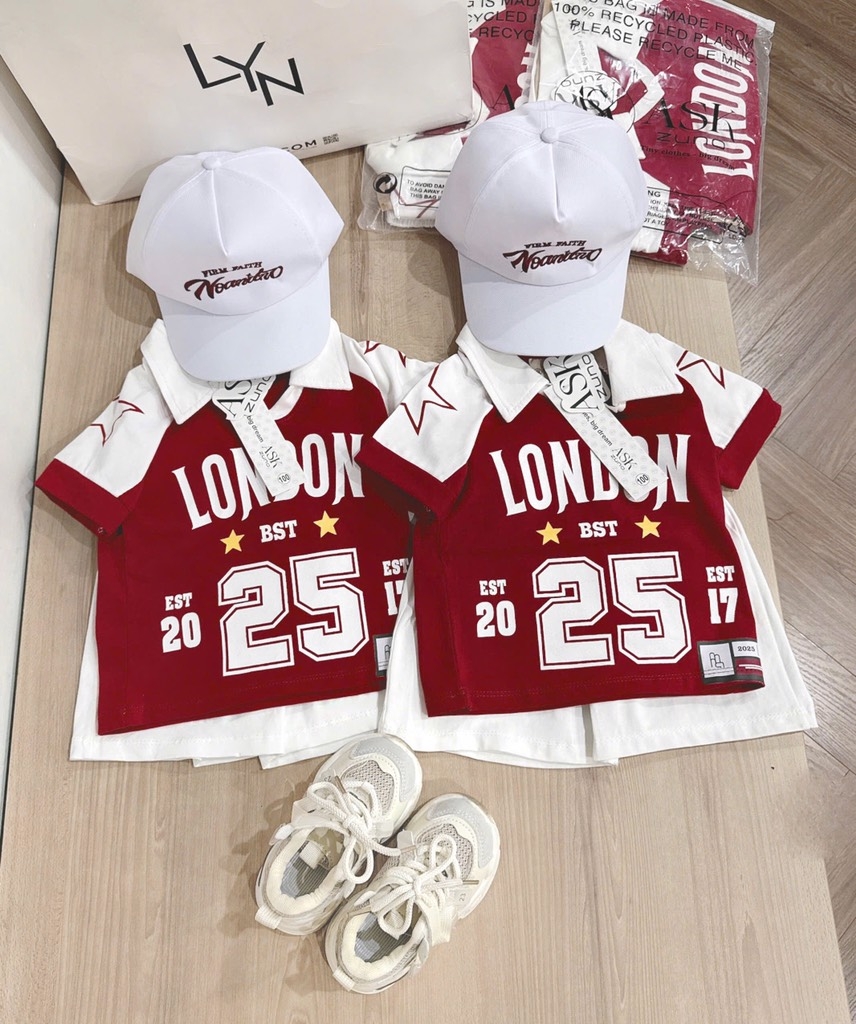 SET POLO ĐỎ LONDON 25 KÈM MŨ BÉ TRAI SẴN