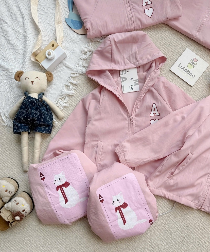 ÁO GIÓ DÀI 2 LỚP MÀU HỒNG CHỮ A BÉ GÁI