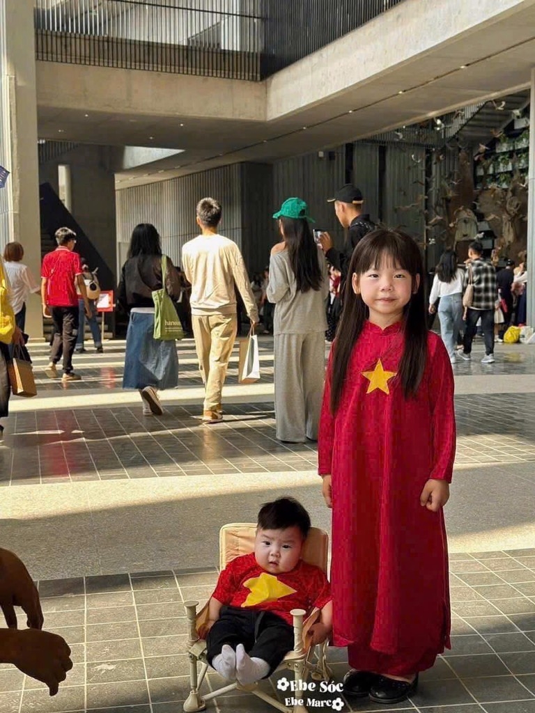 ÁO DÀI ĐỎ SAO VÀNG BÉ GÁI