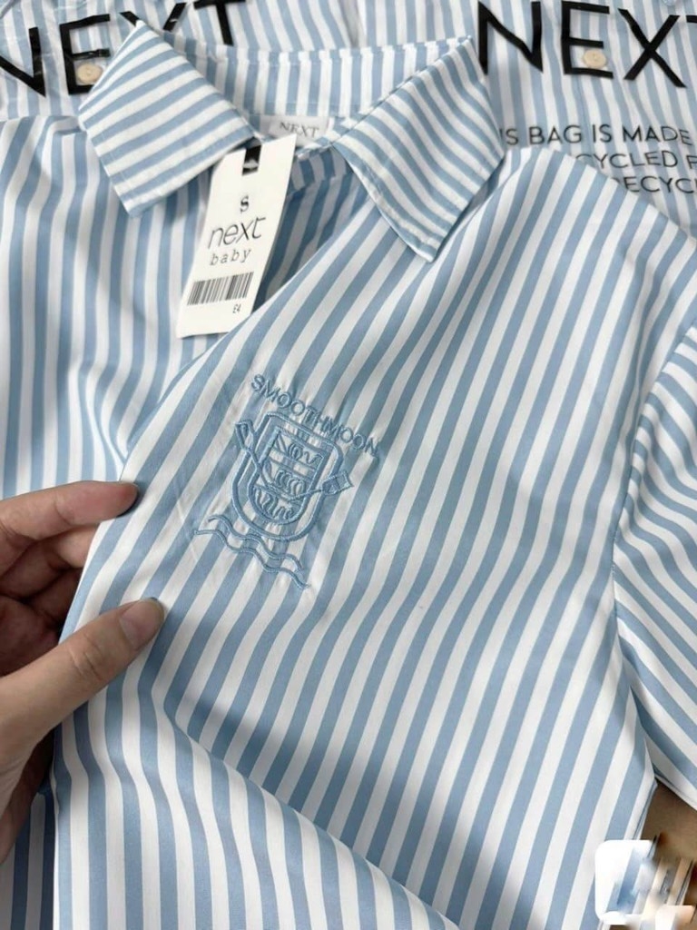 ÁO SƠ MI KẺ XANH CỘC TAY THÊU LOGO NỮ (KH ĐẶT SLL)