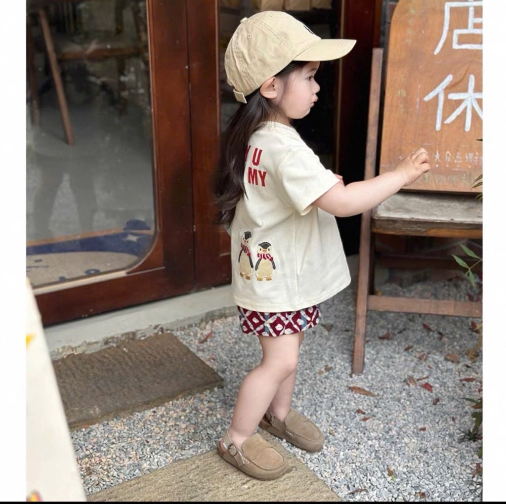 SET ÁO CT CHỮ ĐỎ QUẦN ĐÙI HOẠ TIẾT BÉ GÁI SẴN (XẢ 39k)