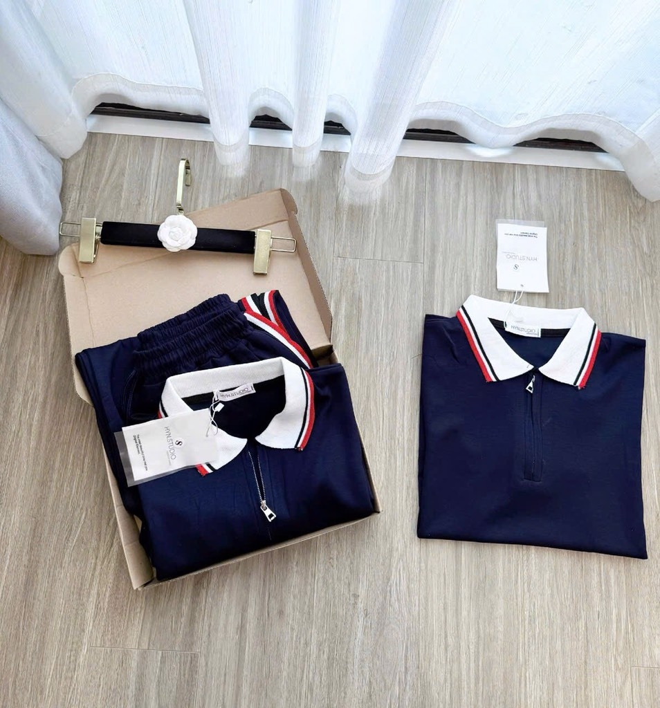 SET THAN POLO PHỐI QUẦN DÀI KẺ ĐỎ NỮ SẴN