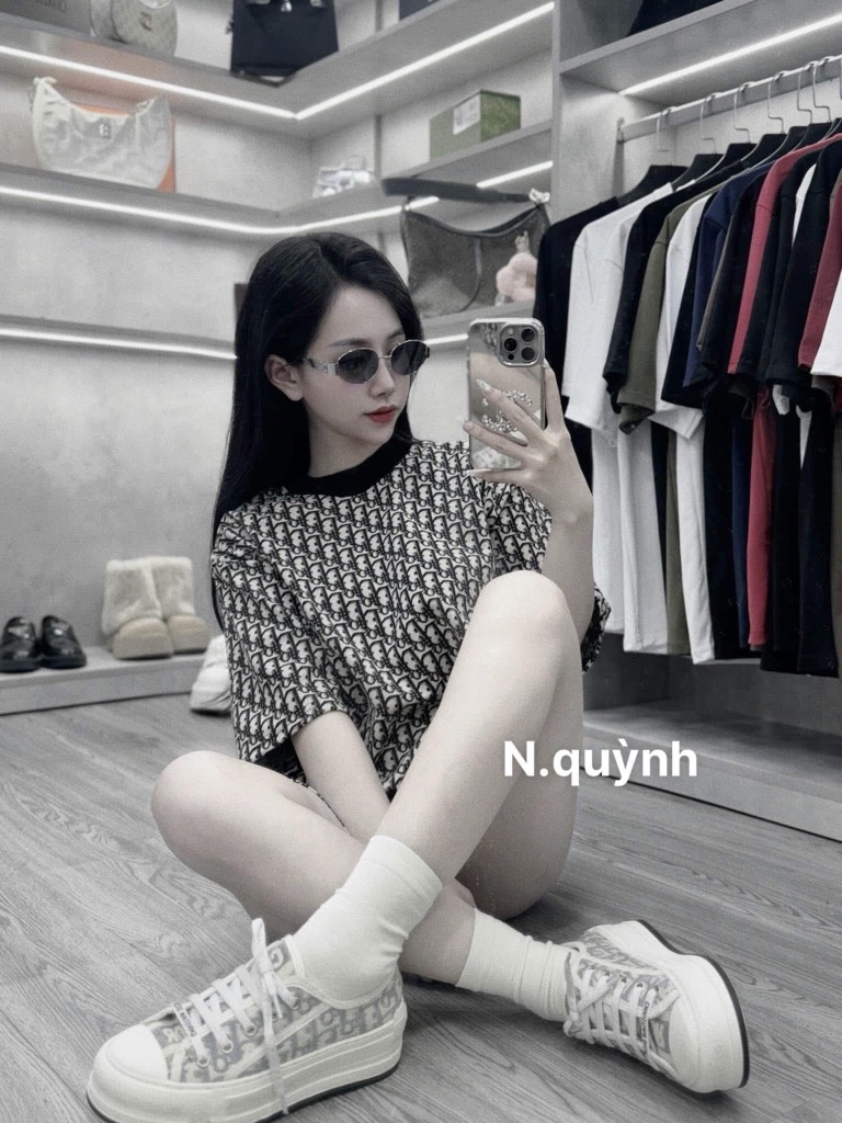 ÁO THUN L.V CỔ TRÒN TAY NGẮN SIÊU SANG NỮ SẴN (XẢ 75k)