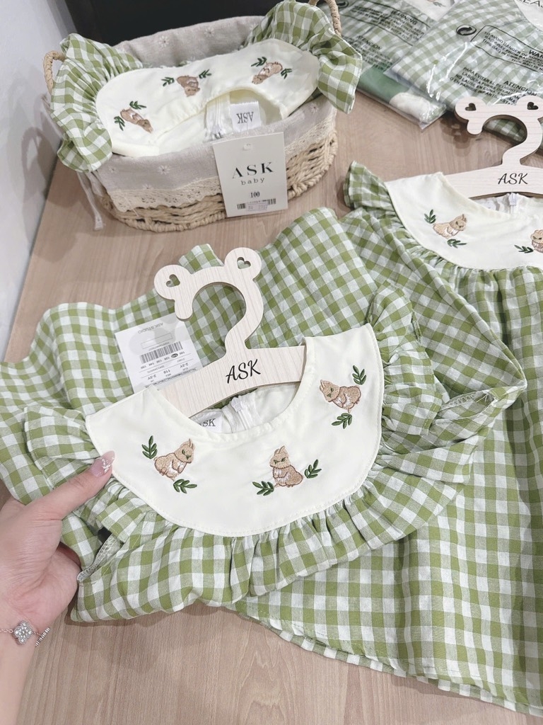 VÁY CARO XANH THÊU THỎ BÉ GÁI SẴN (XẢ 55k)