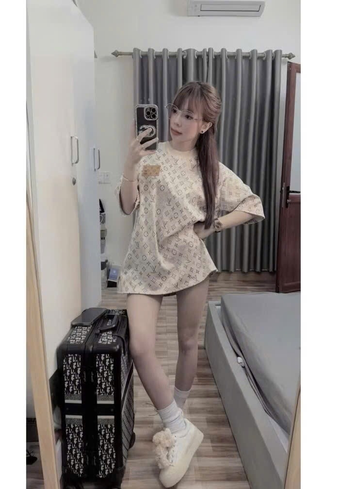 ÁO CỘC LV CỔ LEN FORM RỘNG NỮ