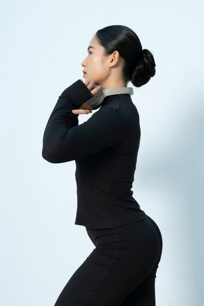 Áo Khoác Thể Thao Nữ Dài Tay Khoá Zip - The Noir