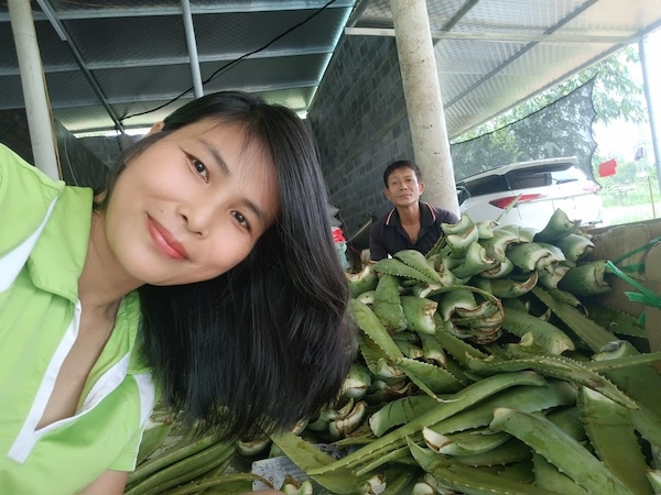 Chị Vũ Hoàn và chồng tại HTX Minh Anh