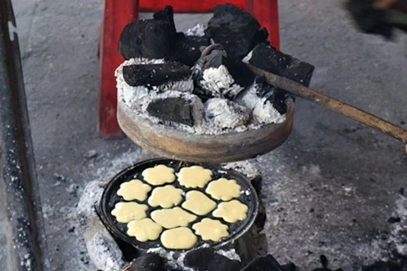 Khuôn bánh bằng gang, dùng bếp lửa để đổ bánh xoài