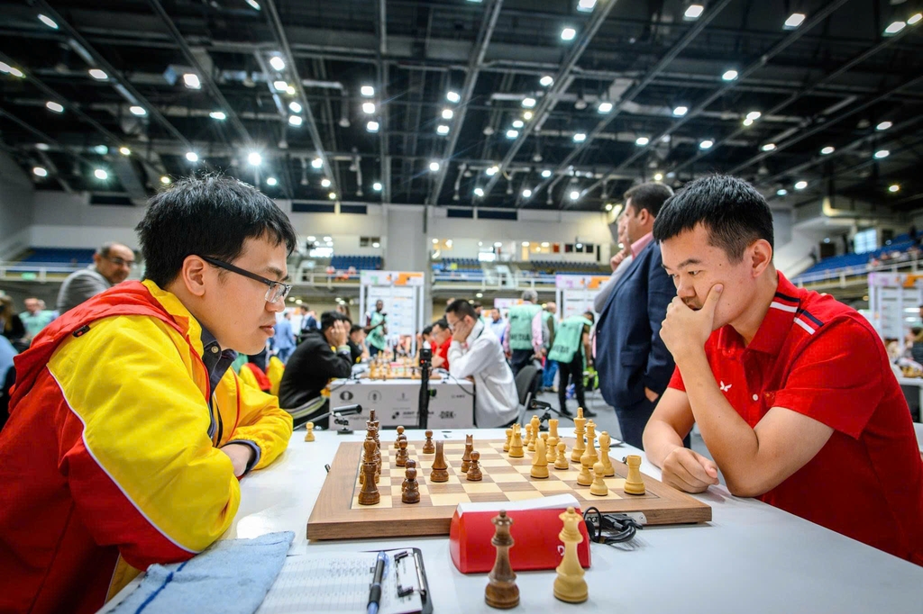 Lê Quang Liêm (trái) trong ván đấu với Đinh Lập Nhân ở vòng sáu bảng Mở rộng Olympiad cờ vua tại Budapest, Hungary ngày 16/9/2024.