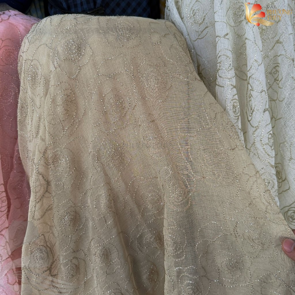 Vải thô ren thêu hoa hồng ánh kim Phượng Thúy khổ 1m20