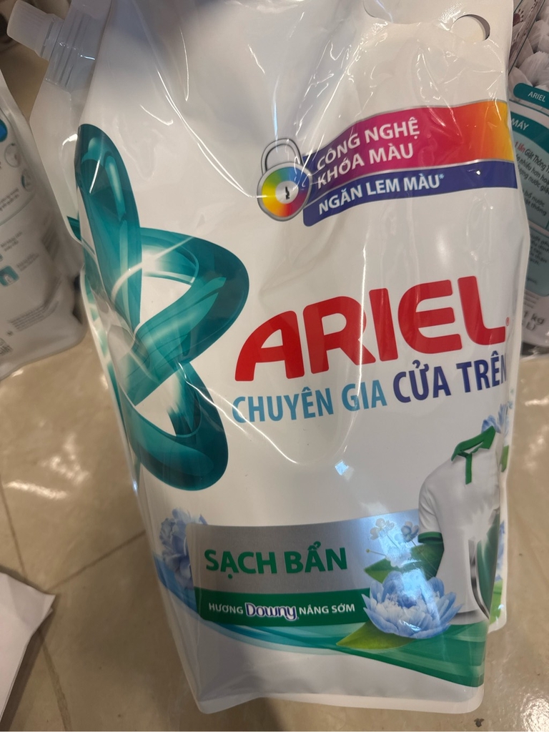 Nước giặt Ariel cửa trên hương Nắng Sớm 4.01l