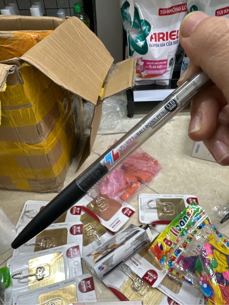 Bút bi thiên long 023