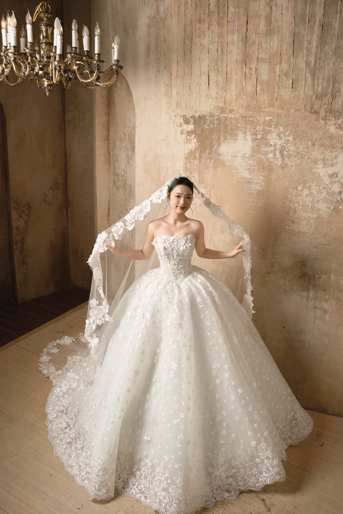 Voan Viền Ren Hoa Nổi 3D Cực Ấn Tượng UNA GOWNS
