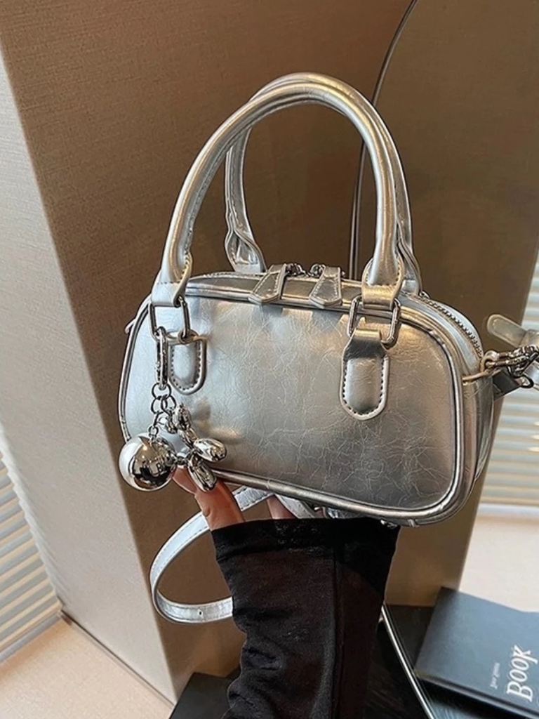 Túi đeo chéo hạt đậu kèm charm size 19cm HA543