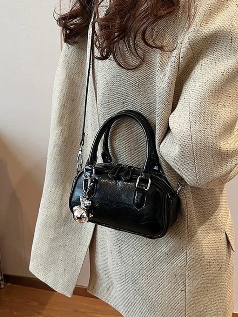 Túi đeo chéo hạt đậu kèm charm size 19cm HA543