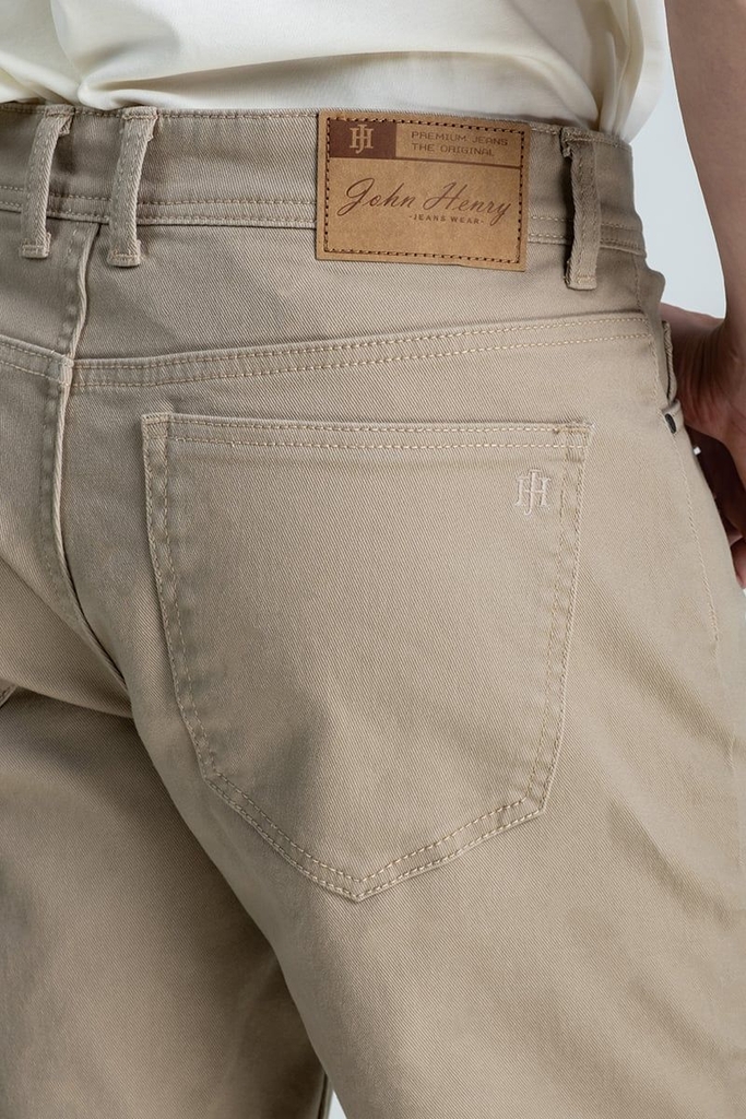 Quần Short Nam Khaki Trên Gối