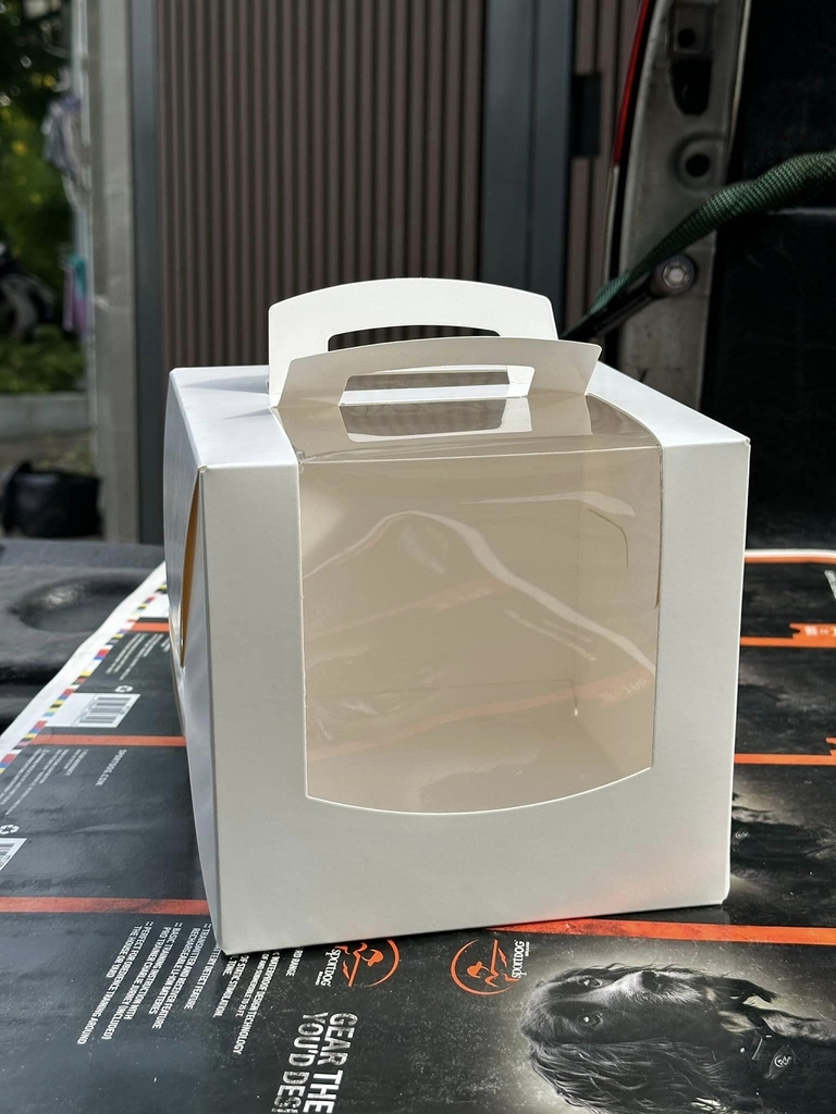 Hộp Bánh Kem Quai Xách Trắng Trơn Cửa Sổ