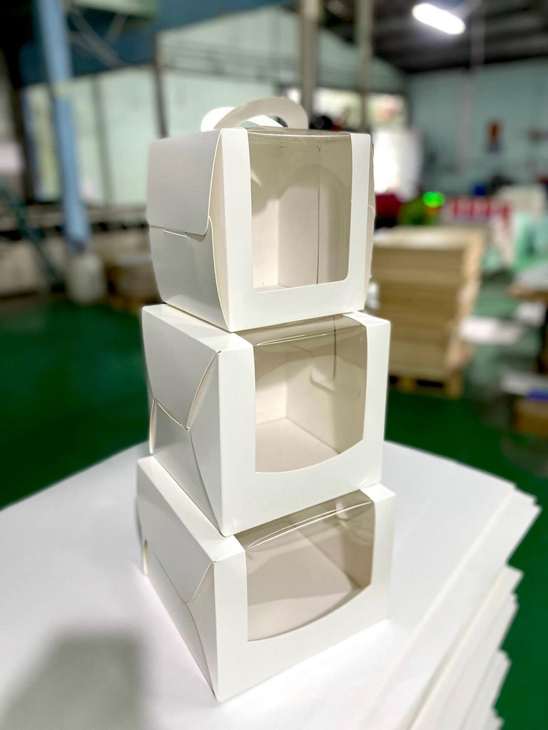 Hộp bánh kem quai xách cửa sổ trắng