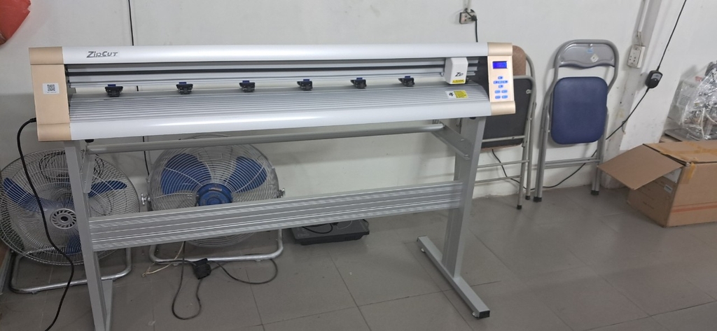Máy cắt chữ decal Zipcut MC1200 (Có định vị cắt bế)