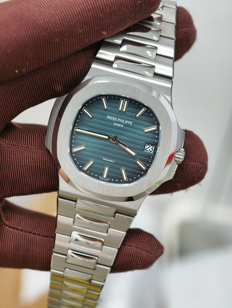 PATEK PHILIPPE Nautilus 5711 Blue Face-40mm-Calibre 330