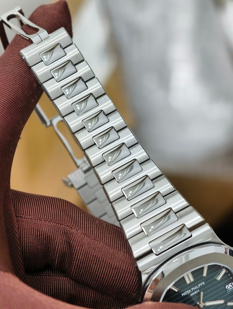 PATEK PHILIPPE Nautilus 5711 Blue Face-40mm-Calibre 330