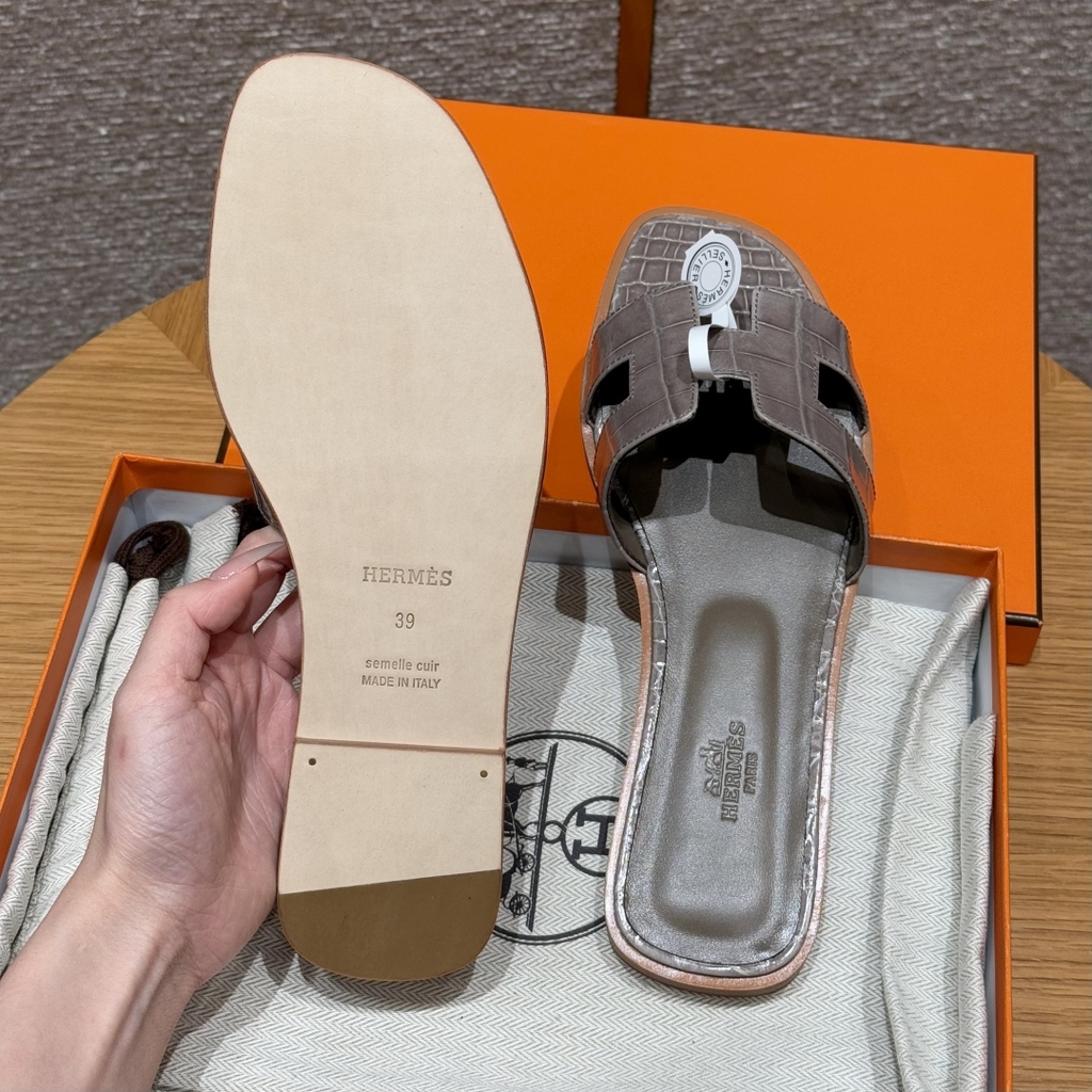 JD-1980 Alligator Slide Sandals in Etoupe Grey