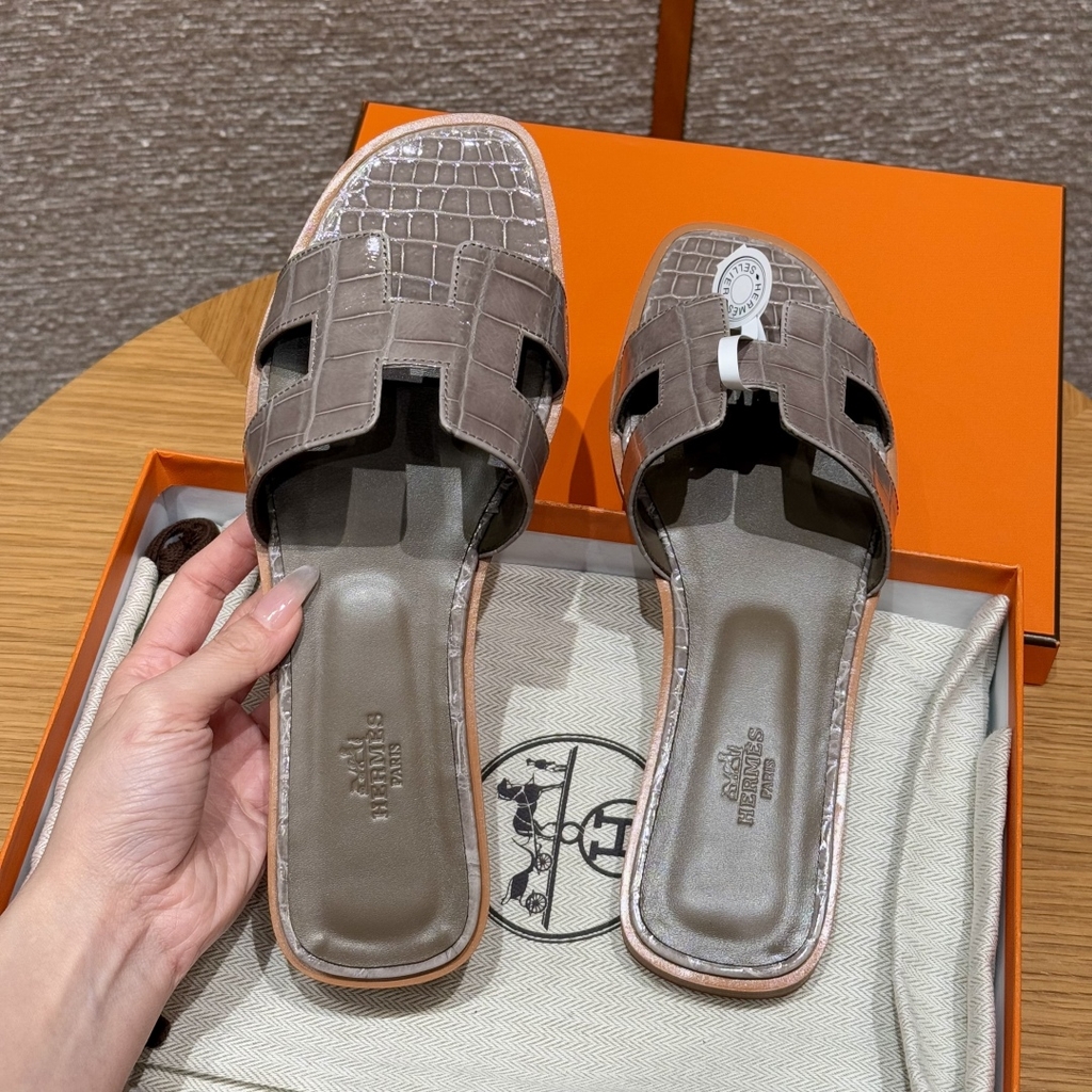 JD-1980 Alligator Slide Sandals in Etoupe Grey