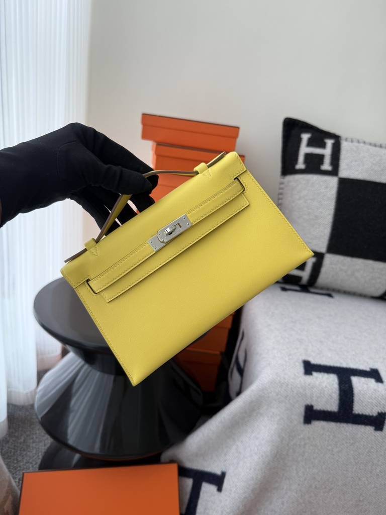 Kelly Pochette 22cm Swift Skin Leather Lime Color Gold Hardware